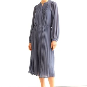 - Pleated chiffon dress M